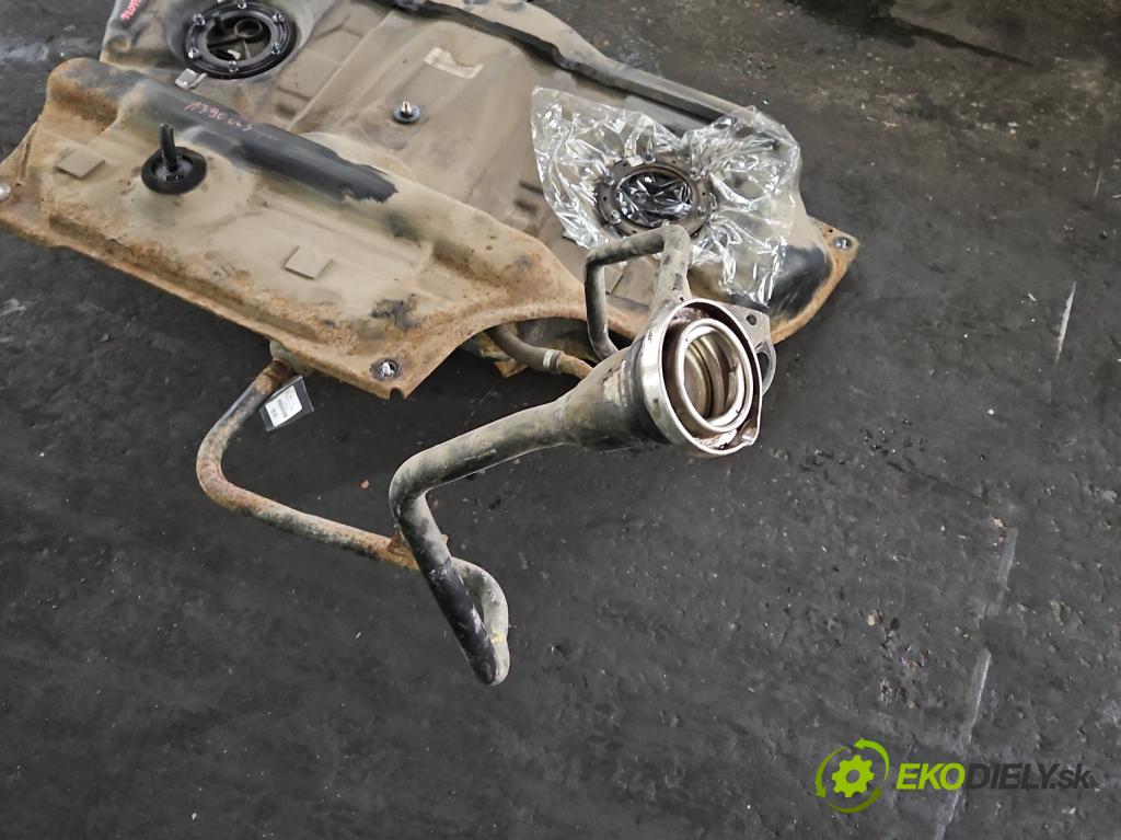 Mercedes S W221 2005-2013 5.5 V8 387KM automatic 285 kW 5462 cm3 4- Nádrž: paliva  (Nádrže)