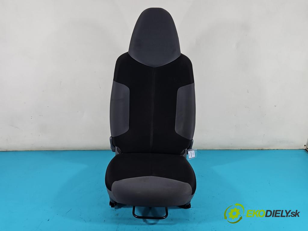 Peugeot 107 1.0 68 HP manual 50 kW 998 cm3 3- Sedačka ľavý  (Sedačky, sedadlá)