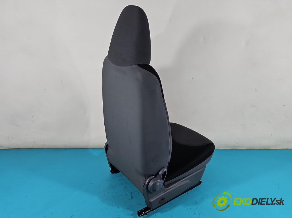 Peugeot 107 1.0 68 HP manual 50 kW 998 cm3 3- Sedačka ľavý  (Sedačky, sedadlá)