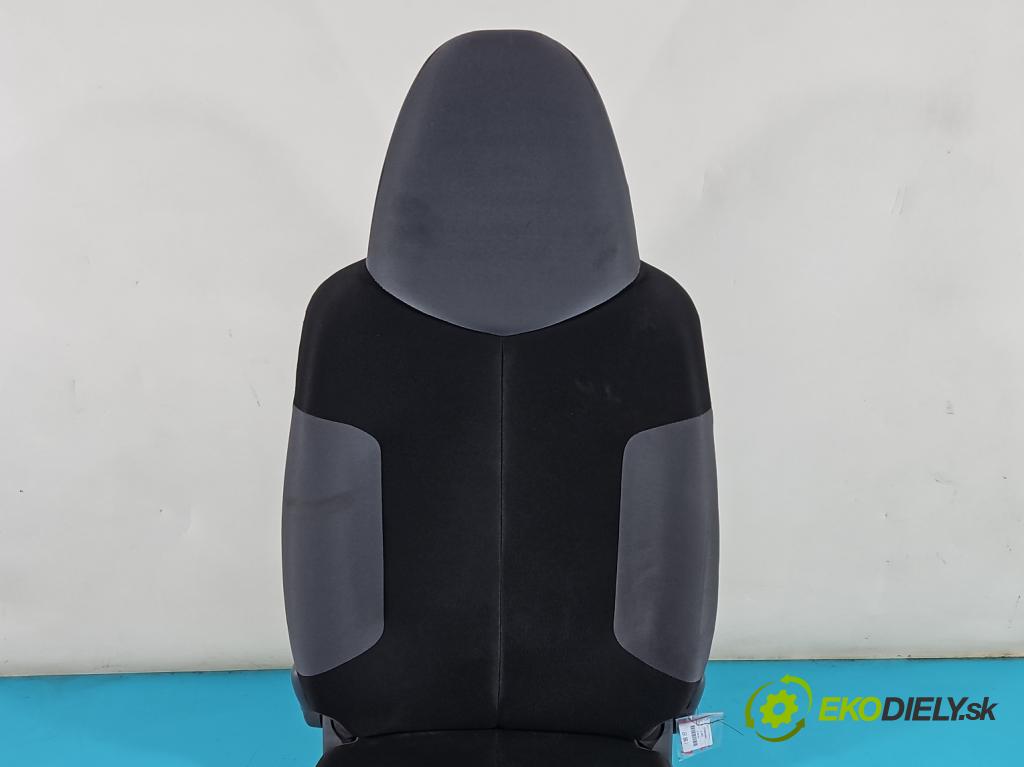 Peugeot 107 1.0 68 HP manual 50 kW 998 cm3 3- Sedačka ľavý  (Sedačky, sedadlá)
