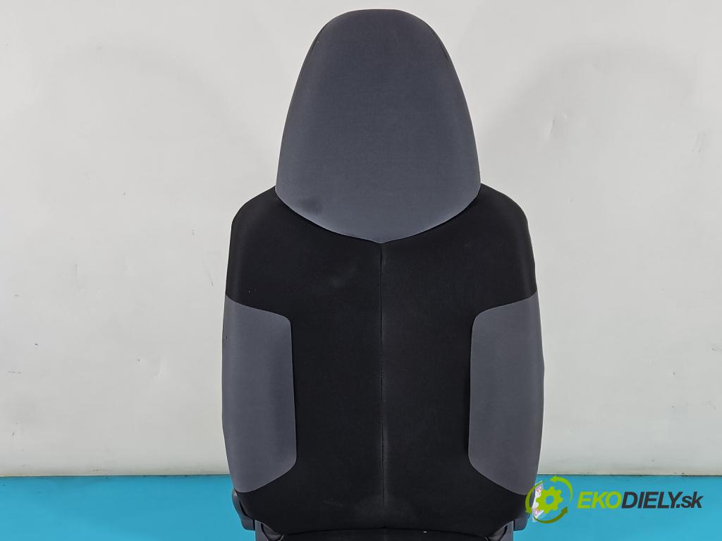 Peugeot 107 1.0 68 HP manual 50 kW 998 cm3 3- Sedačka pravý  (Sedačky, sedadlá)