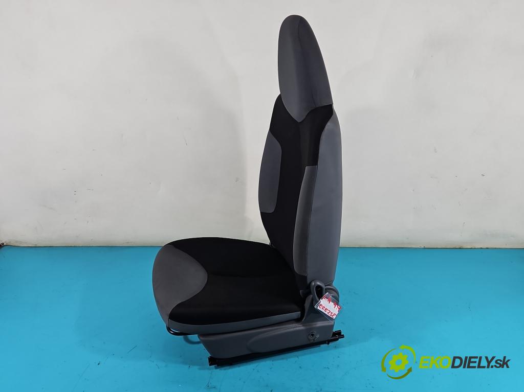 Peugeot 107 1.0 68 HP manual 50 kW 998 cm3 3- Sedačka pravý  (Sedačky, sedadlá)