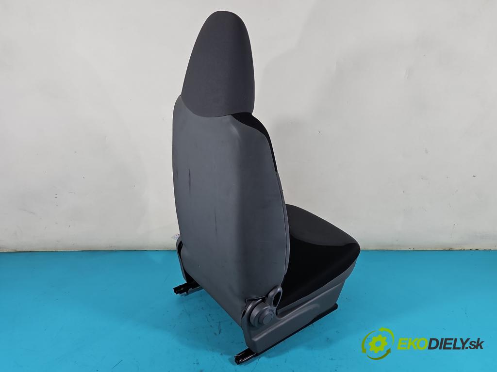 Peugeot 107 1.0 68 HP manual 50 kW 998 cm3 3- Sedačka pravý  (Sedačky, sedadlá)
