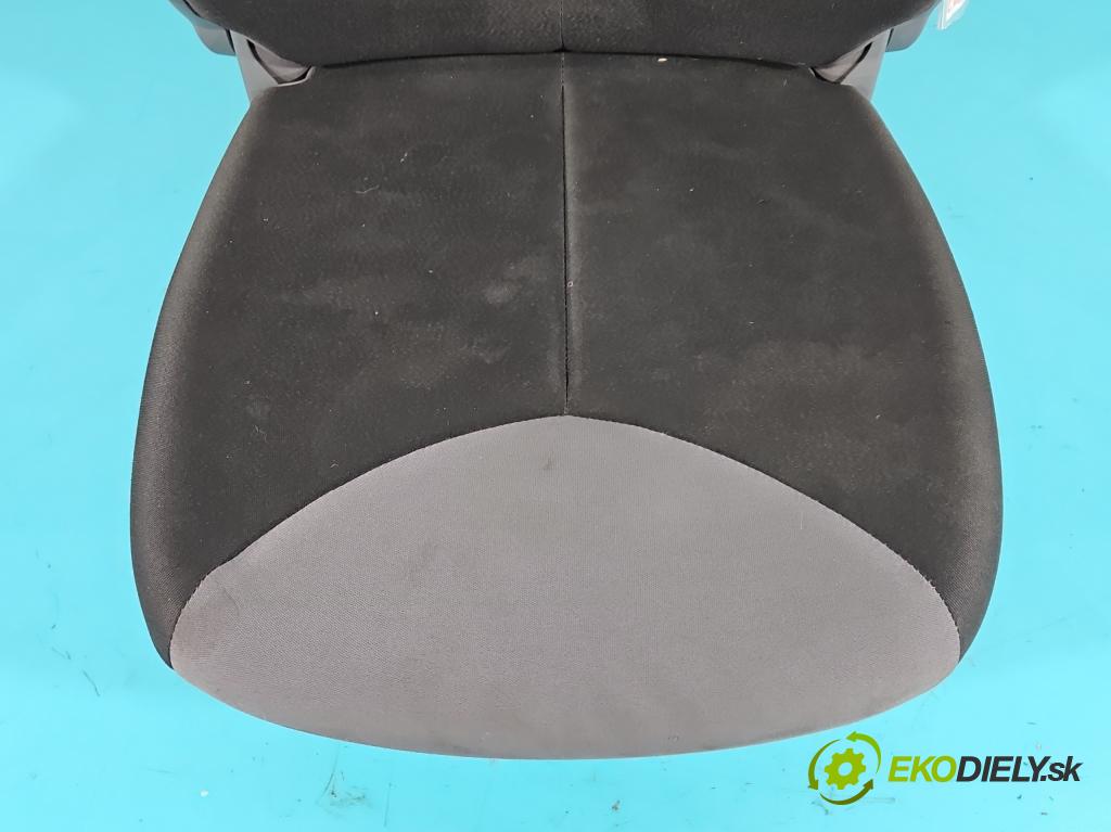 Peugeot 107 1.0 68 HP manual 50 kW 998 cm3 3- Sedačka pravý  (Sedačky, sedadlá)