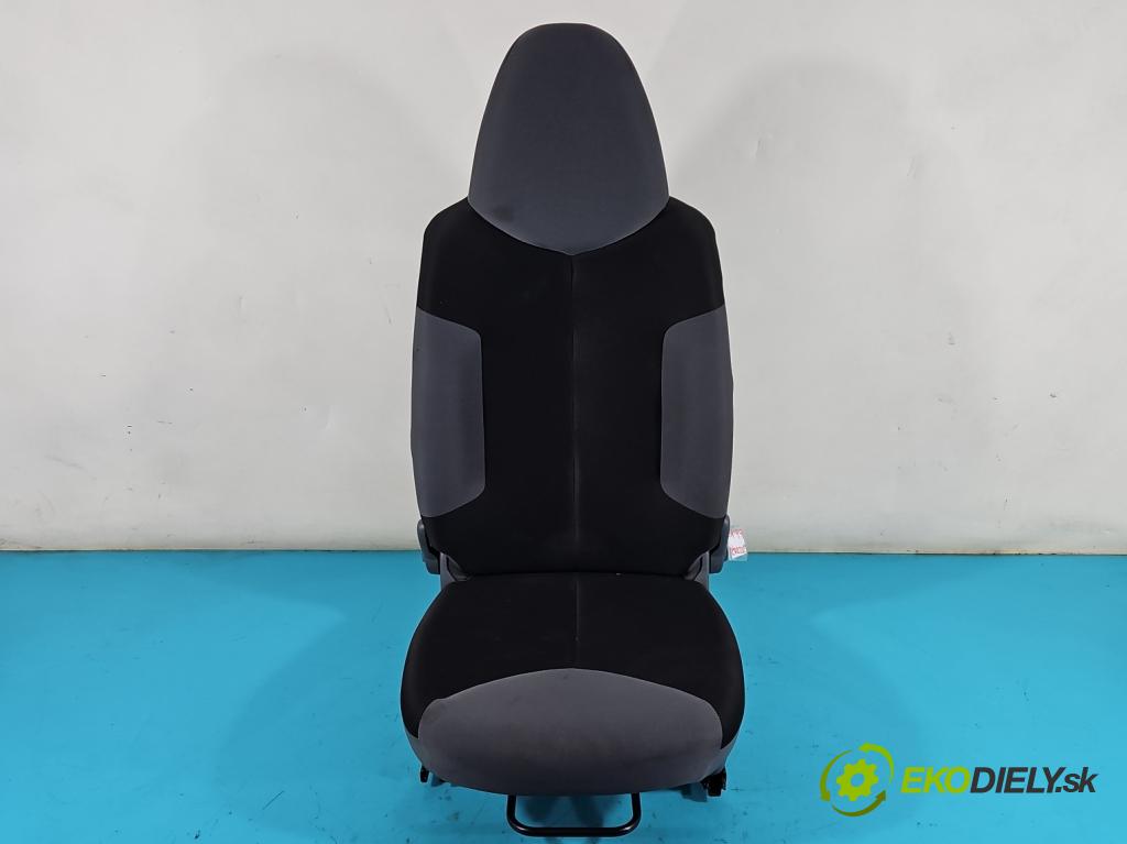 Peugeot 107 1.0 68 HP manual 50 kW 998 cm3 3- Sedačka pravý  (Sedačky, sedadlá)
