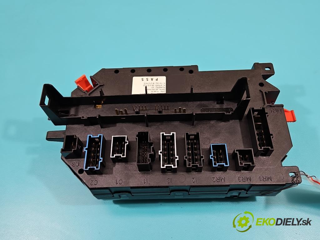 Mercedes S W221 2005-2013 5.5 V8 387KM automatic 285 kW 5462 cm3 4- skříňka pojistková A2215402150 (Pojistkové skříňky)