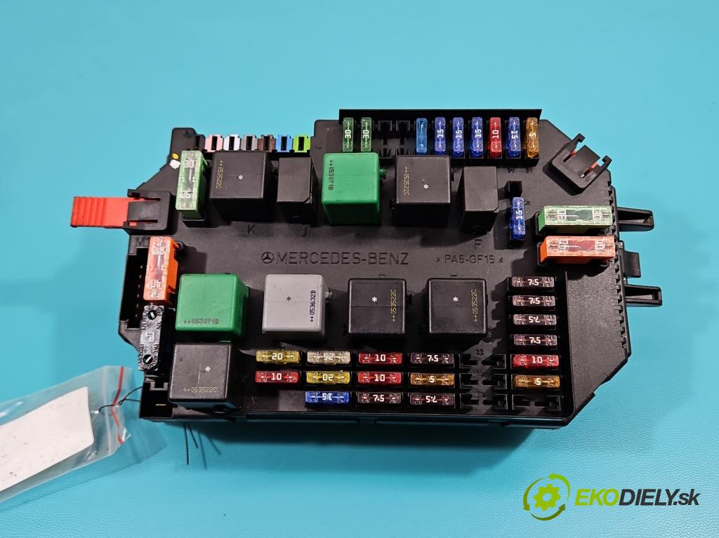 Mercedes S W221 2005-2013 5.5 V8 387KM automatic 285 kW 5462 cm3 4- skříňka pojistková A2215402150 (Pojistkové skříňky)
