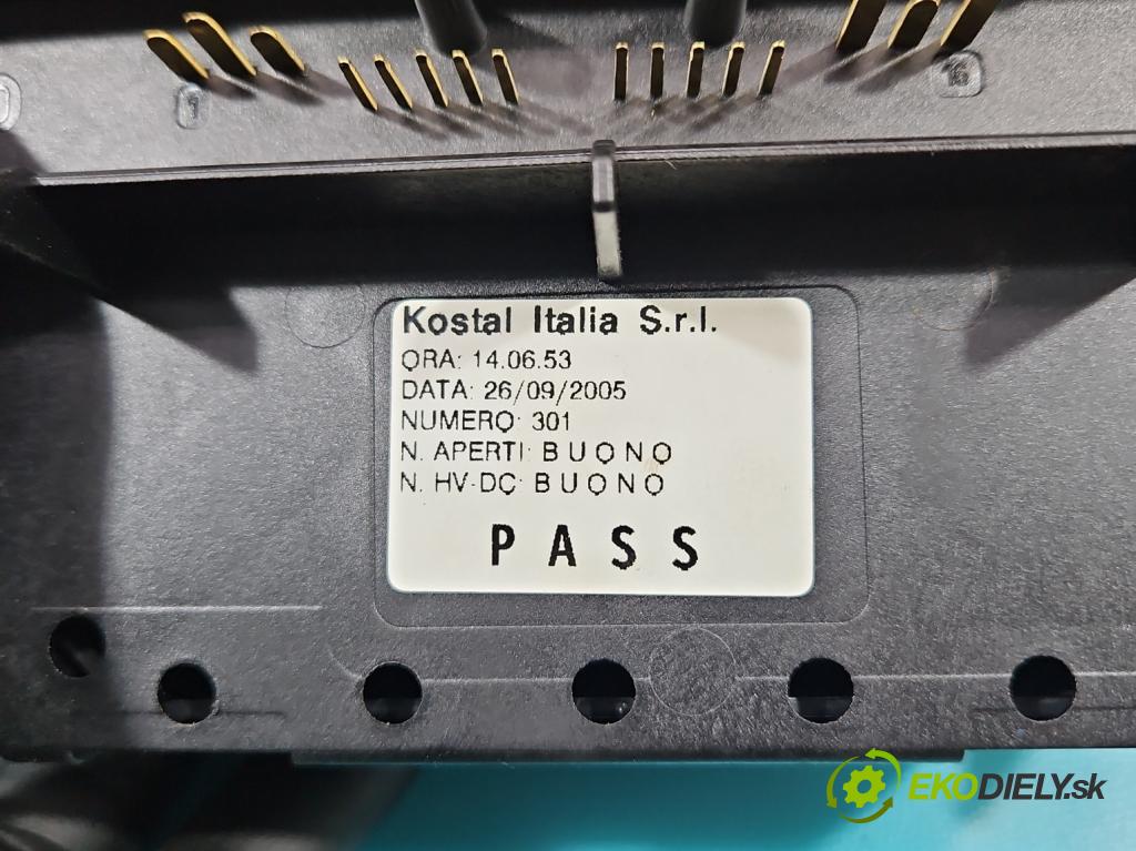 Mercedes S W221 2005-2013 5.5 V8 387KM automatic 285 kW 5462 cm3 4- skříňka pojistková A2215402150 (Pojistkové skříňky)