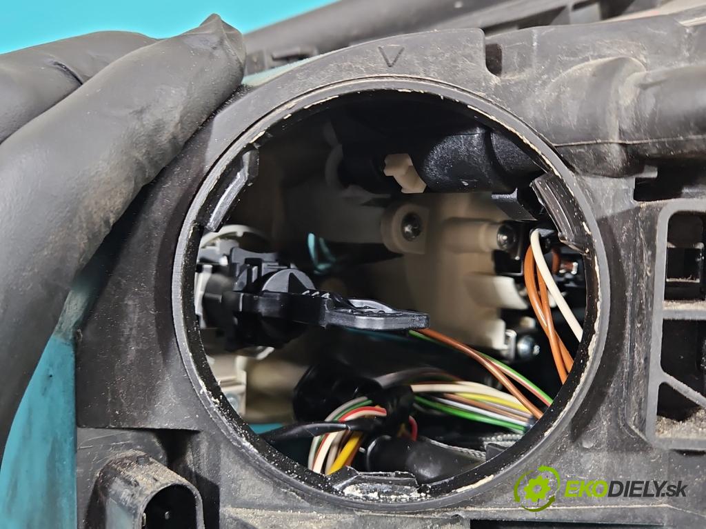 Mercedes S W221 2005-2013 5.5 V8 387KM automatic 285 kW 5462 cm3 4- Reflektor: pravý  (Pravé)