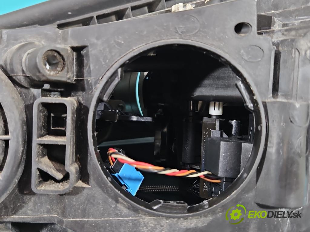 Mercedes S W221 2005-2013 5.5 V8 387KM automatic 285 kW 5462 cm3 4- Reflektor: pravý  (Pravé)