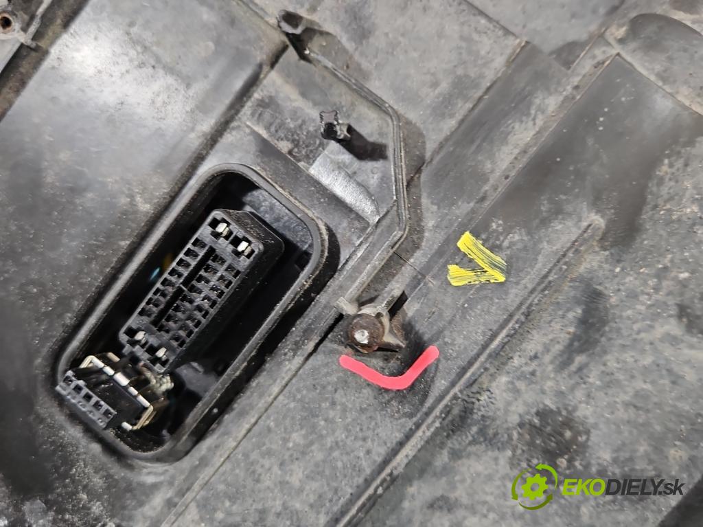 Mercedes S W221 2005-2013 5.5 V8 387KM automatic 285 kW 5462 cm3 4- Reflektor: pravý  (Pravé)