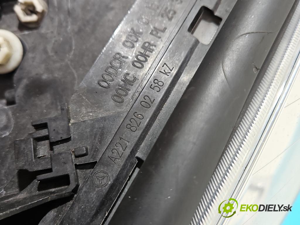 Mercedes S W221 2005-2013 5.5 V8 387KM automatic 285 kW 5462 cm3 4- Reflektor: pravý  (Pravé)