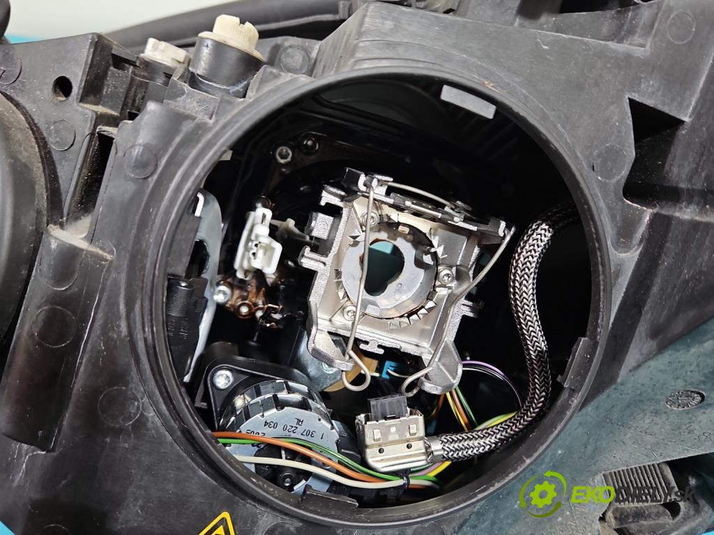 Mercedes S W221 2005-2013 5.5 V8 387KM automatic 285 kW 5462 cm3 4- Reflektor: pravý  (Pravé)