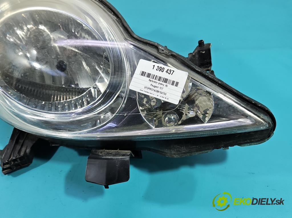 Peugeot 107 1.0 68 HP manual 50 kW 998 cm3 3- Reflektor: pravý 89033104 (Pravé)