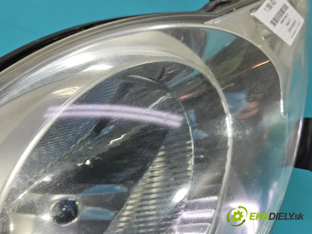 Peugeot 107 1.0 68 HP manual 50 kW 998 cm3 3- Reflektor: pravý 89033104 (Pravé)