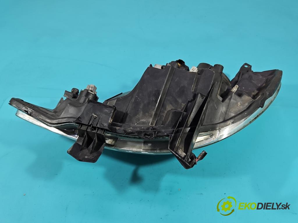 Peugeot 107 1.0 68 HP manual 50 kW 998 cm3 3- Reflektor: pravý 89033104 (Pravé)
