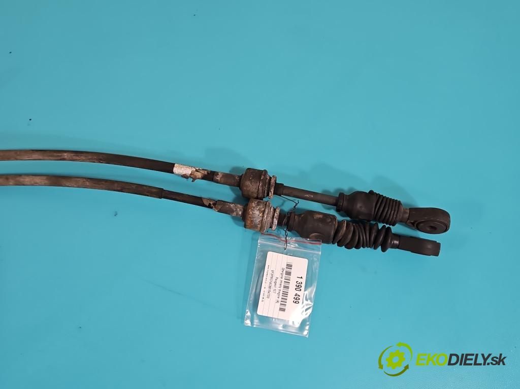 Peugeot 107 1.0 68 HP manual 50 kW 998 cm3 3- Páka: Změny: stupeň,rýchlosť  (Rýchlostné páky / kulisy)