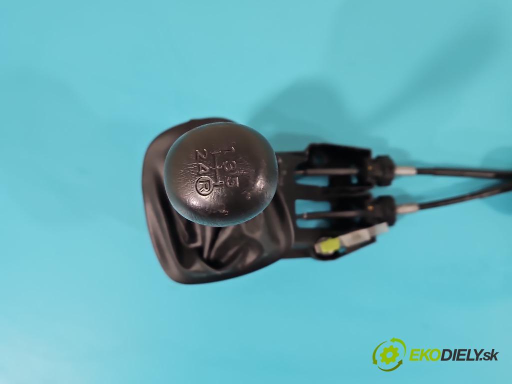 Peugeot 107 1.0 68 HP manual 50 kW 998 cm3 3- Páka: Změny: stupeň,rýchlosť  (Rýchlostné páky / kulisy)