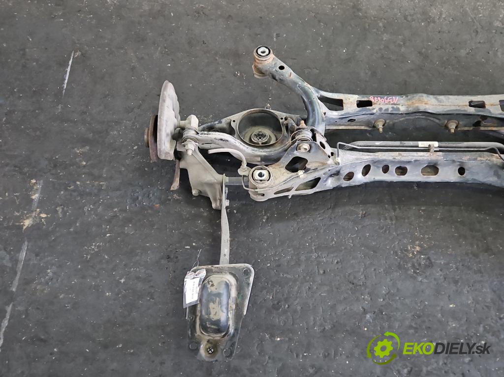 Vw Passat B8 2014 - 2.0 tdi 150 hp automatic 110 kW 1968 cm3 5- zadní výztuha  (Výztuhy zadní)