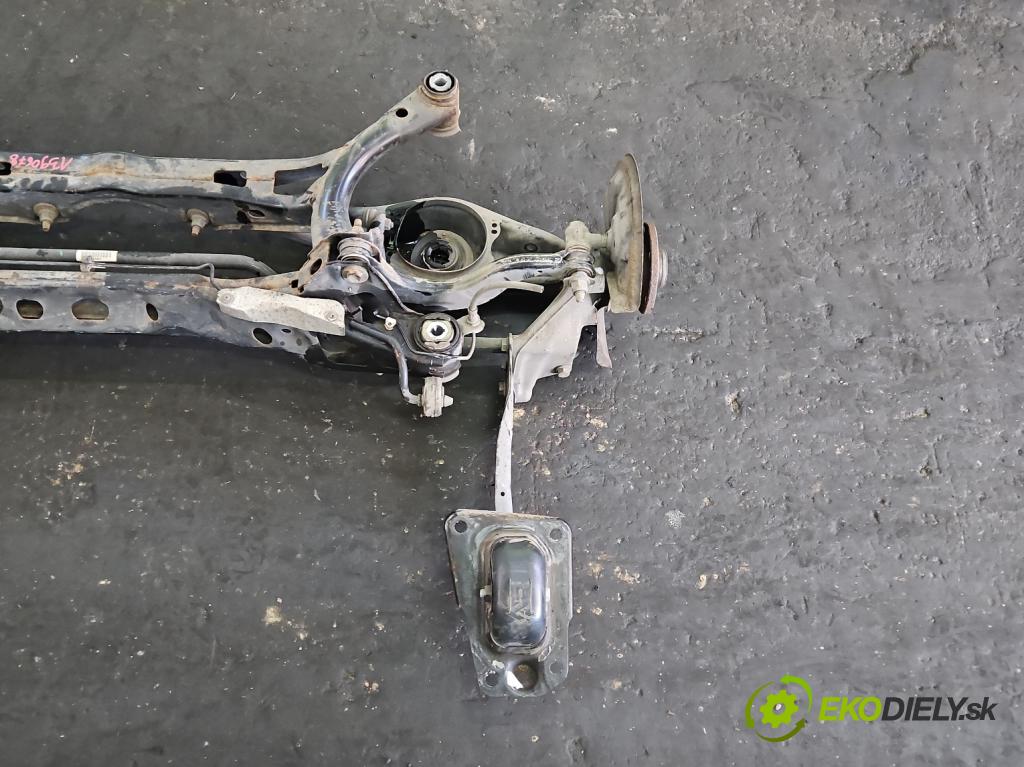 Vw Passat B8 2014 - 2.0 tdi 150 hp automatic 110 kW 1968 cm3 5- zadní výztuha  (Výztuhy zadní)