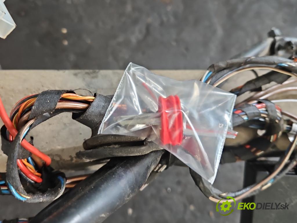 Audi A4 B6 2000-2004 2.0 20V 131 hp manual 96 kW 1984 cm3 5- oko tažné  (Tažná zařízení)