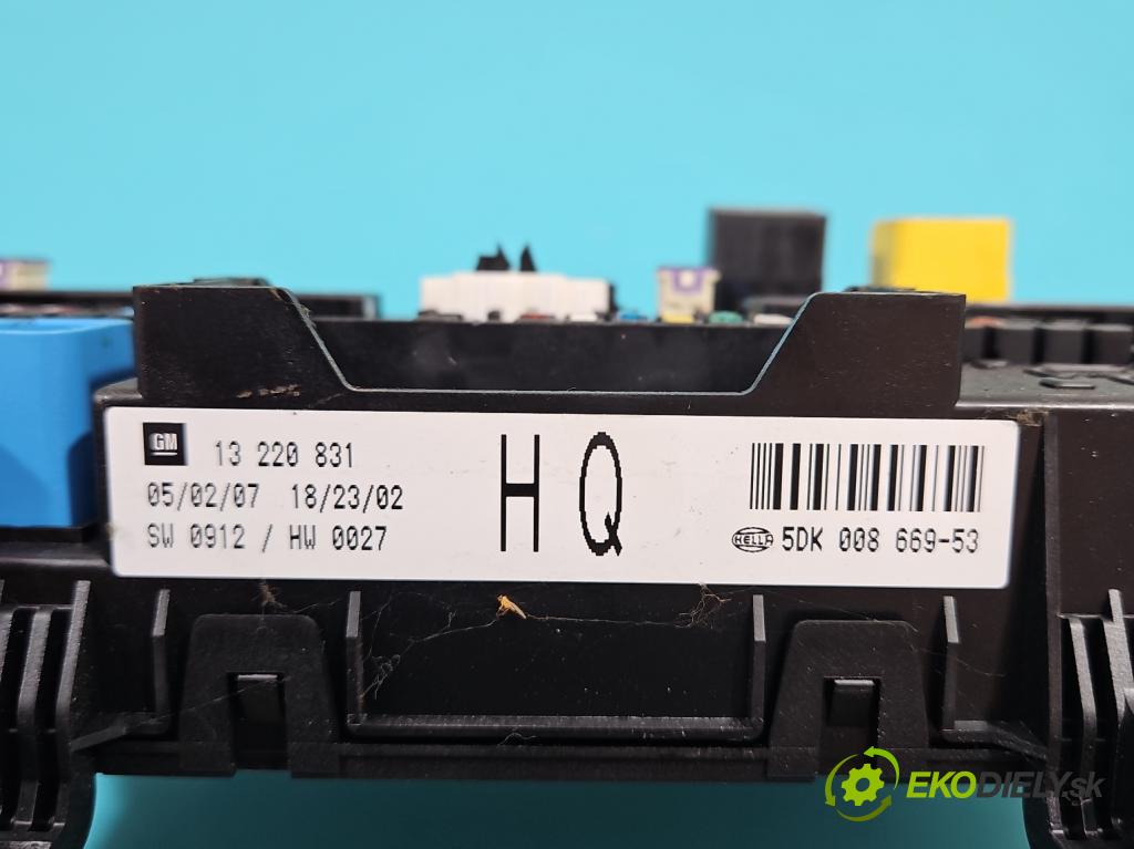 Opel Zafira B 2005-2014 1.9 cdti 120 hp manual 88 kW 1910 cm3 5- skříňka pojistková 13220831 (Pojistkové skříňky)