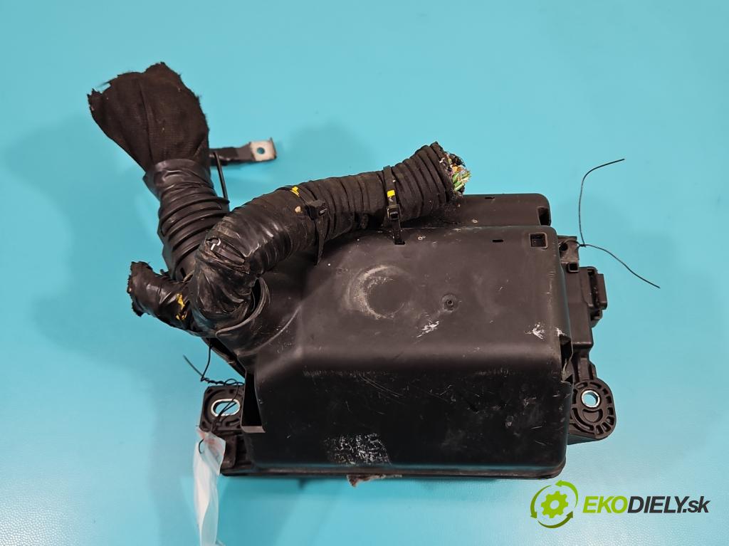 Opel Combo D 2011-2018 1.6 cdti 105 hp manual 77 kW 1598 cm3 5- skříňka pojistková 51867698 (Pojistkové skříňky)