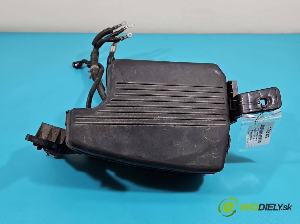 Mazda CX-5 2012-2017 2.2d 175 hp manual 129 kW 2191 cm3 5- skříňka pojistková KD45-66767 (Pojistkové skříňky)