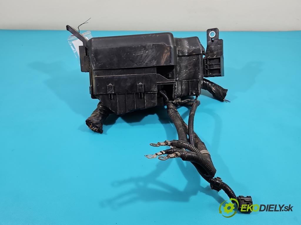 Mazda CX-5 2012-2017 2.2d 175 hp manual 129 kW 2191 cm3 5- skříňka pojistková KD45-66767 (Pojistkové skříňky)