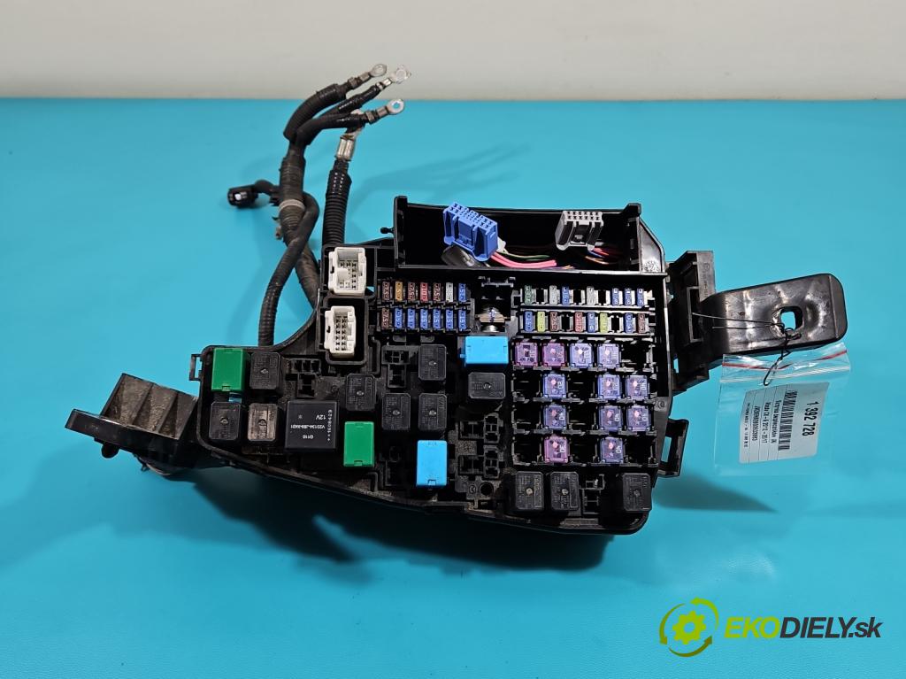 Mazda CX-5 2012-2017 2.2d 175 hp manual 129 kW 2191 cm3 5- skříňka pojistková KD45-66767 (Pojistkové skříňky)