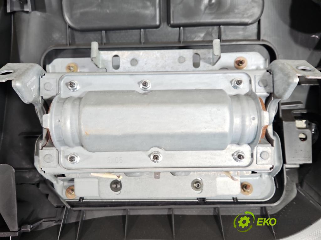 Renault Clio III 2005-2012 1.5 dci 68 HP manual 50 kW 1461 cm3 5- kokpit,pristrojová doska rozdeľovacia
