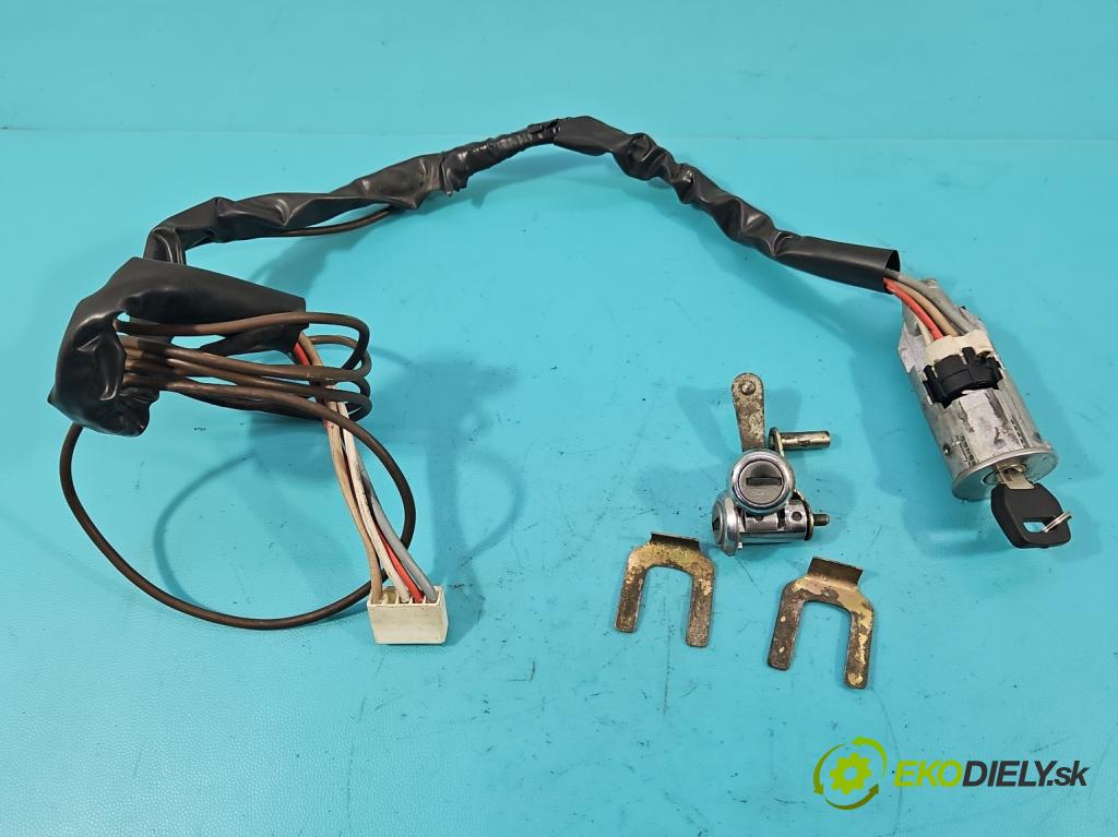 Peugeot 305 1.5 karburátor: 68 HP manual 50 kW 1472 cm3 5- Spínačka  (Spínacie skrinky a kľúče)