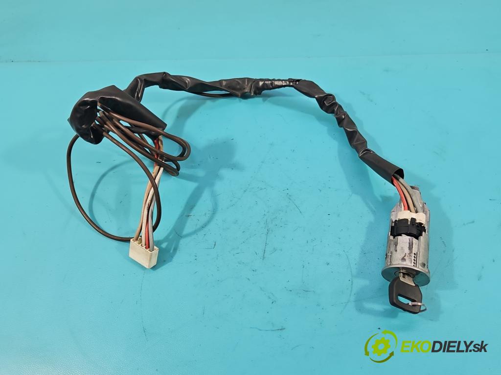 Peugeot 305 1.5 karburátor: 68 HP manual 50 kW 1472 cm3 5- Spínačka  (Spínacie skrinky a kľúče)