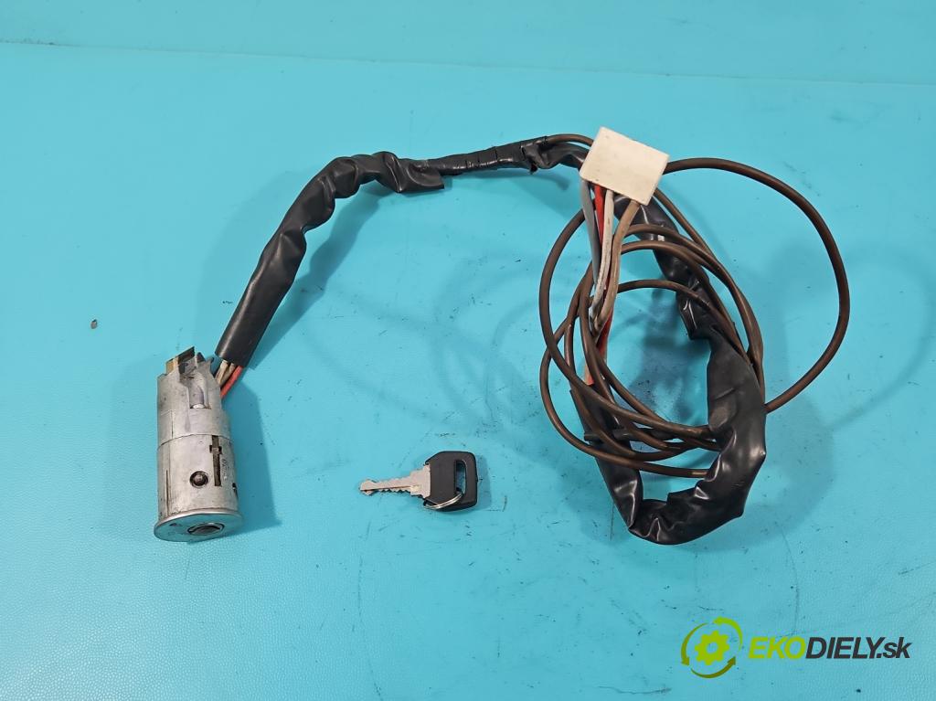 Peugeot 305 1.5 karburátor: 68 HP manual 50 kW 1472 cm3 5- Spínačka  (Spínacie skrinky a kľúče)