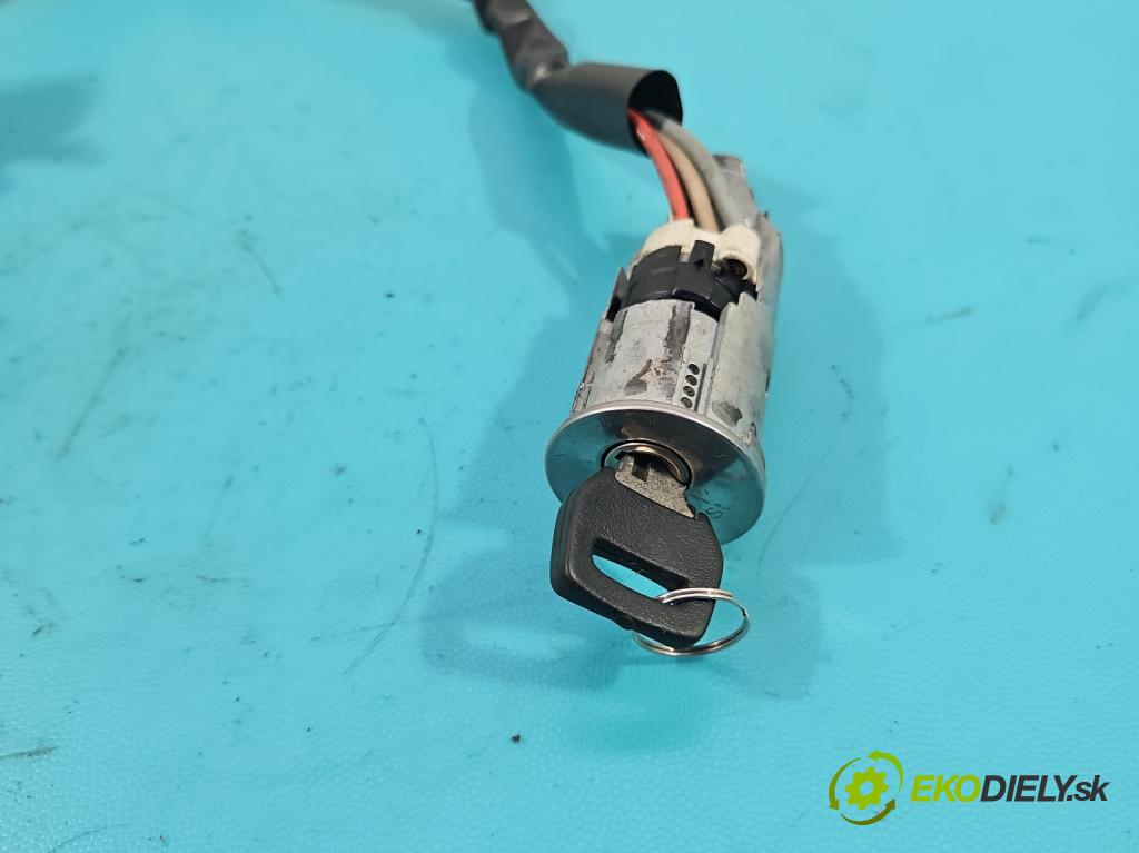 Peugeot 305 1.5 karburátor: 68 HP manual 50 kW 1472 cm3 5- Spínačka  (Spínacie skrinky a kľúče)