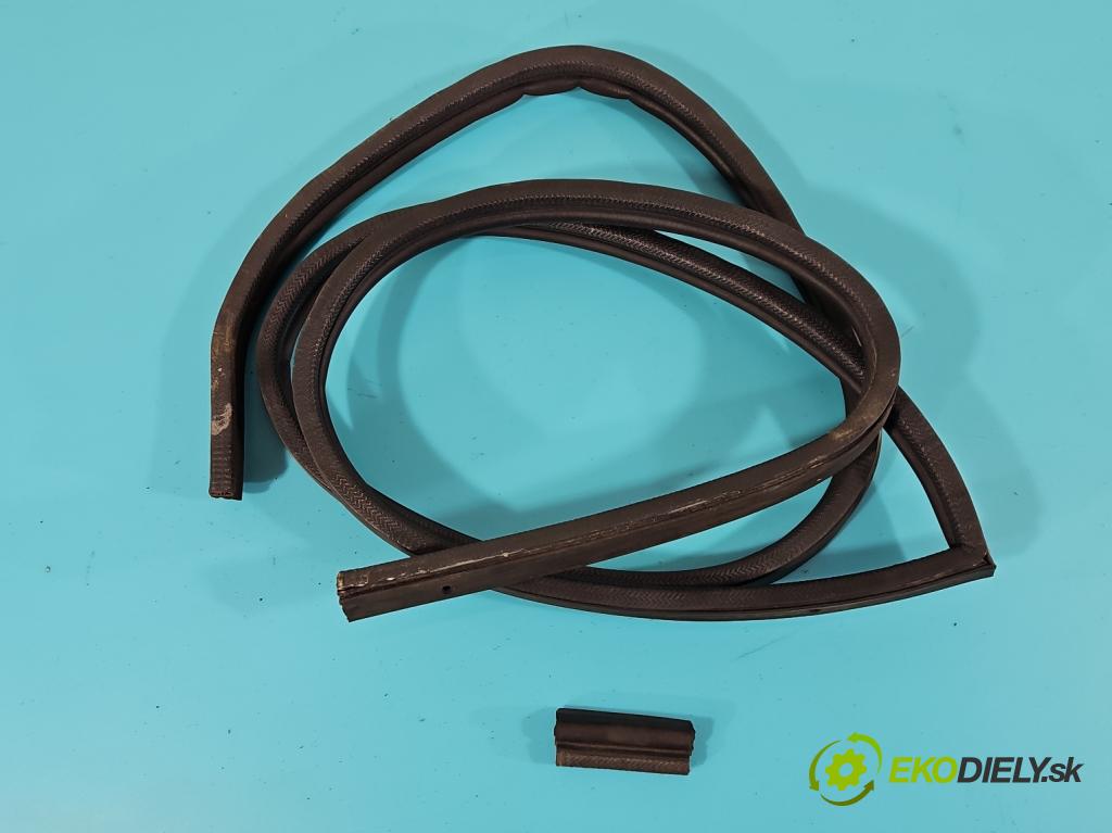 Peugeot 305 1.5 karburátor: 68 hp manual 50 kW 1472 cm3 5- Těsnění: dveře zadní pravé  (Ostatní)