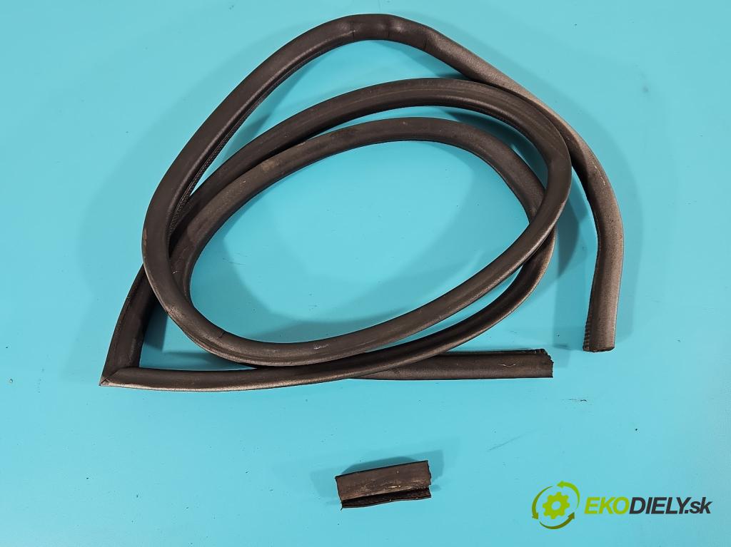 Peugeot 305 1.5 karburátor: 68 hp manual 50 kW 1472 cm3 5- Těsnění: dveře zadní pravé  (Ostatní)