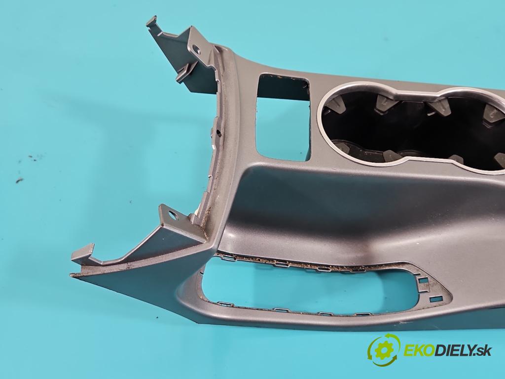 Ford C-Max II 2010-2019 1.0 125 HP manual 92 kW 998 cm3 5- Rukojeť: na nápoje:  (Úchyty, držiaky na nápoje)