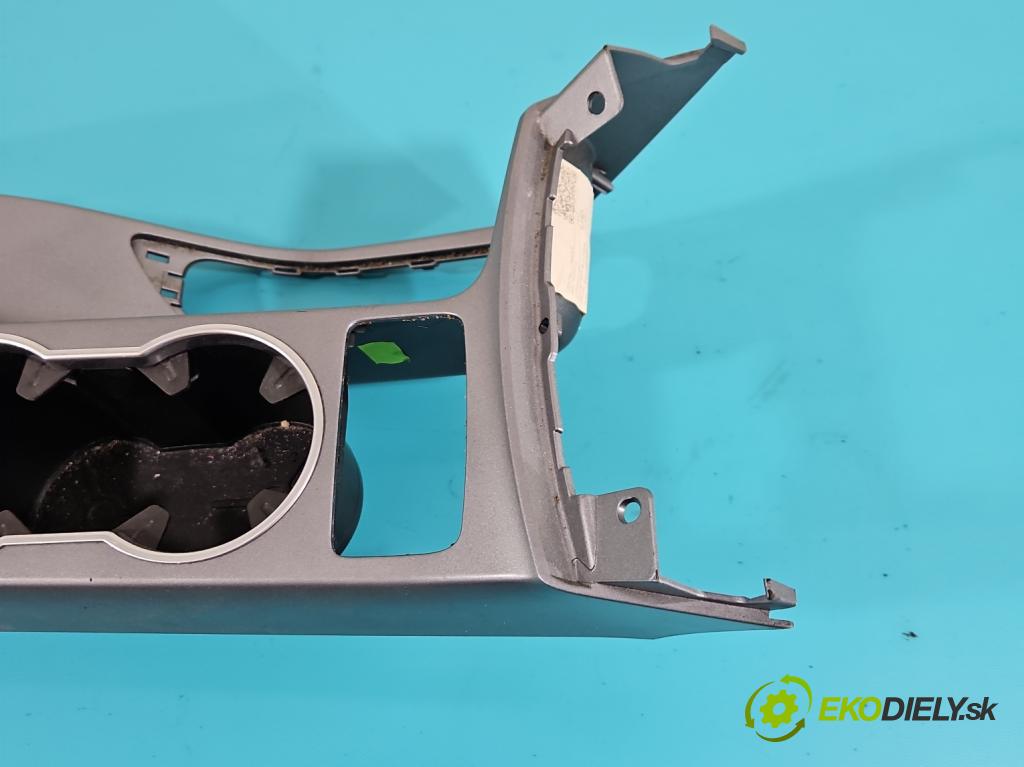 Ford C-Max II 2010-2019 1.0 125 HP manual 92 kW 998 cm3 5- Rukojeť: na nápoje:  (Úchyty, držiaky na nápoje)