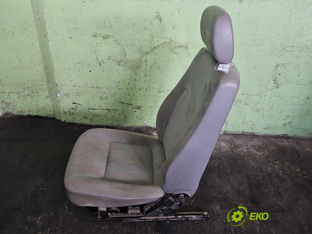 Vw Transporter T5 2003-2015 1.9 tdi 102 HP manual 75 kW 1896 cm3 5- Sedačka ľavý  (Sedačky, sedadlá)