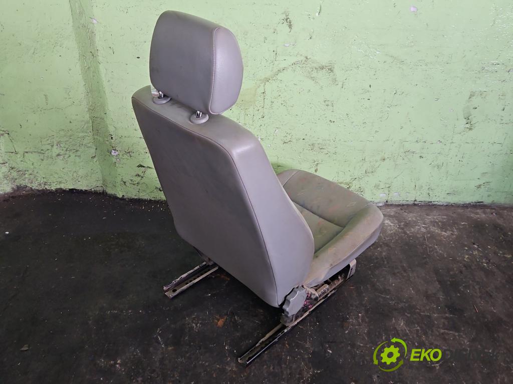 Vw Transporter T5 2003-2015 1.9 tdi 102 HP manual 75 kW 1896 cm3 5- Sedačka ľavý  (Sedačky, sedadlá)