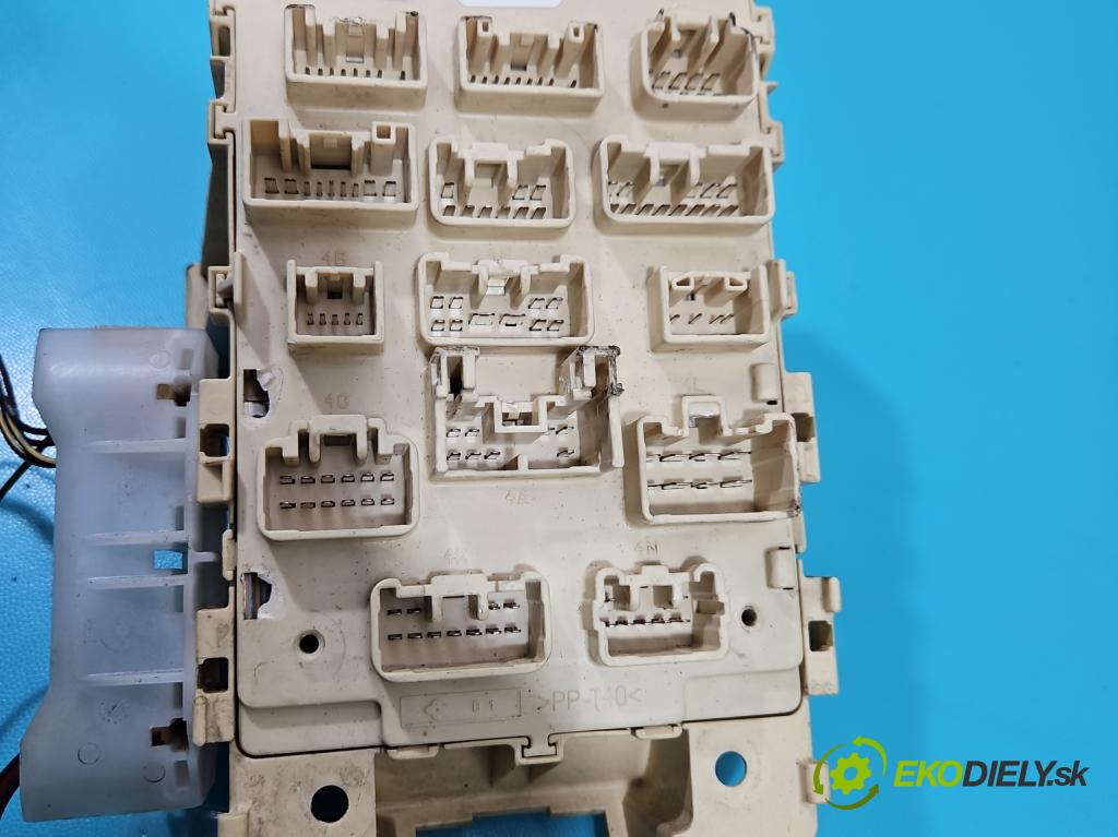 Toyota Yaris I 1999-2005 1.3 vvti 87 hp manual 64 kW 1298 cm3 5- skříňka pojistková 82730-0D040 (Pojistkové skříňky)