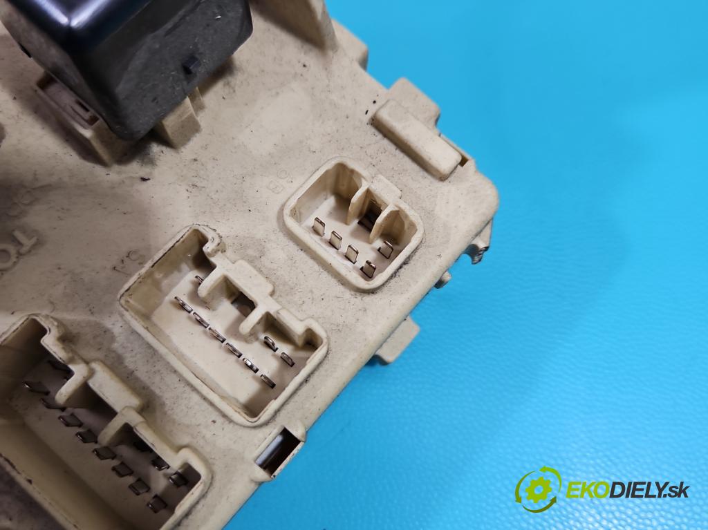 Toyota Yaris I 1999-2005 1.3 vvti 87 hp manual 64 kW 1298 cm3 5- skříňka pojistková 82730-0D040 (Pojistkové skříňky)