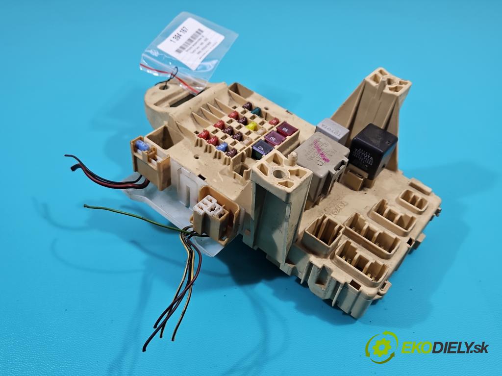 Toyota Yaris I 1999-2005 1.3 vvti 87 hp manual 64 kW 1298 cm3 5- skříňka pojistková 82730-0D040 (Pojistkové skříňky)