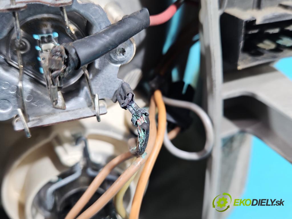 Mercedes Vito W638 1996-2003 2.0 (111948) 129 HP manual 95 kW 1998 cm3 5- Reflektor: pravý  (Pravé)