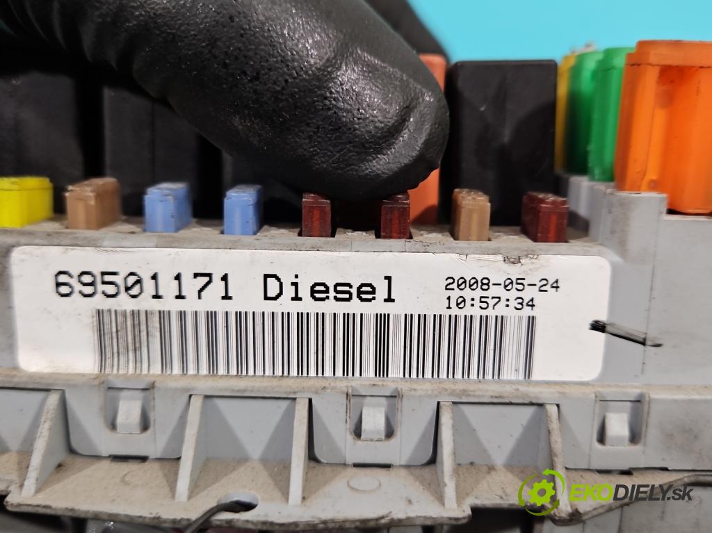 Iveco Daily IV 2006-2014 3.0 HPI 145 hp manual 107 kW 2998 cm3 2- skříňka pojistková 69501171 (Pojistkové skříňky)