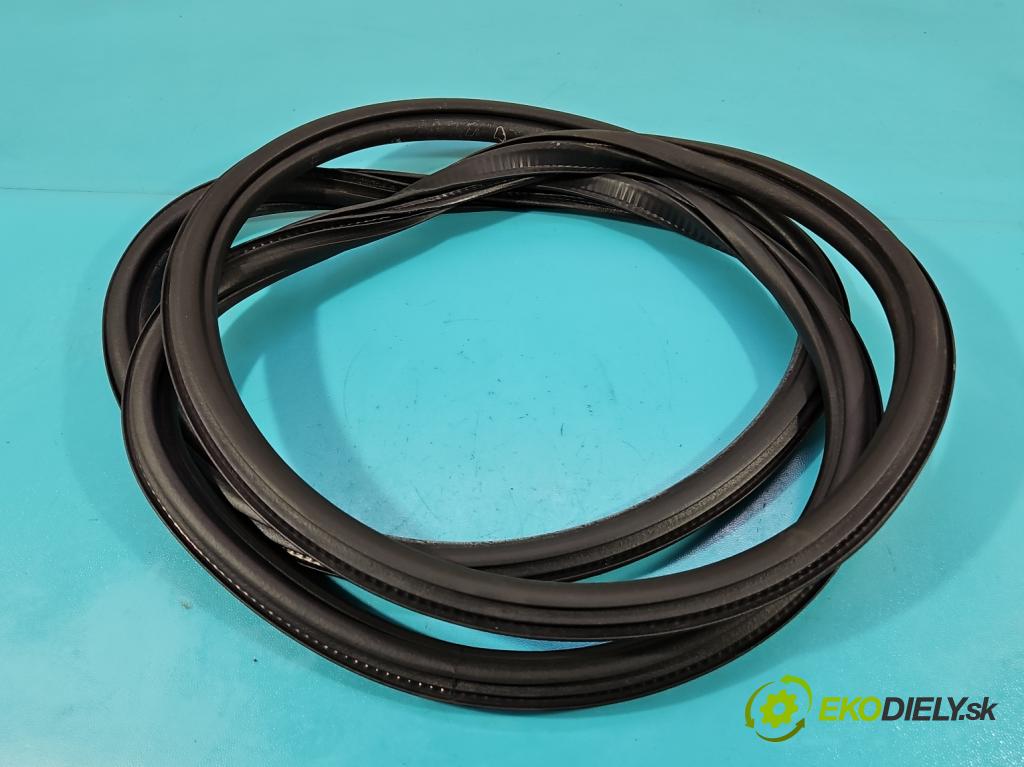 Skoda Karoq 2017- 2.0 tdi 150 hp automatic 110 kW 1968 cm3 5- Těsnění: dveře zadní pravé  (Ostatní)