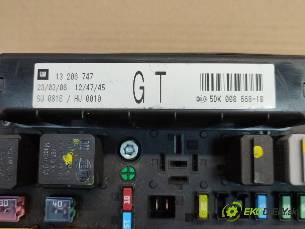 Opel Zafira B 2005-2014 1.8 16V 140 hp manual 103 kW 1796 cm3 5- skříňka pojistková 13206747 (Pojistkové skříňky)