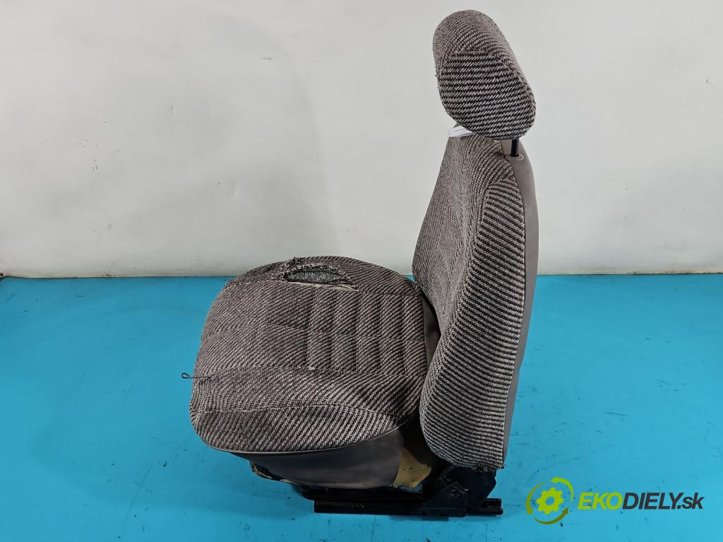 Peugeot 305 1.5 karburátor: 68 HP manual 50 kW 1472 cm3 5- Sedačka pravý  (Sedačky, sedadlá)