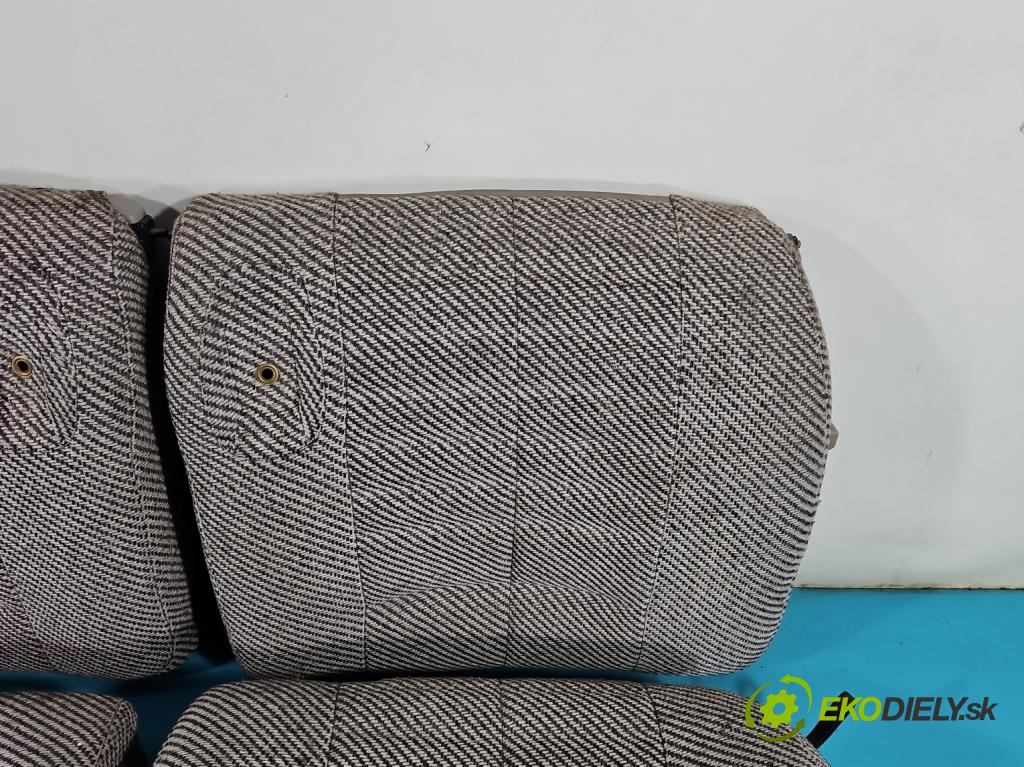 Peugeot 305 1.5 karburátor: 68 HP manual 50 kW 1472 cm3 5- Pohovka: zadné  (Sedačky, sedadlá)